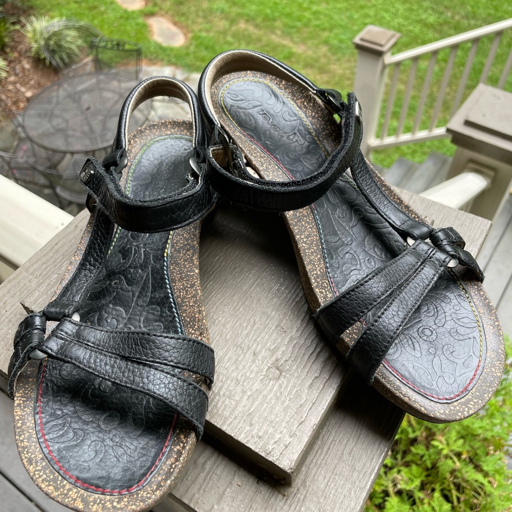 Teva women’s leather black sandals. Very good condition(pic of soles). Size 8.